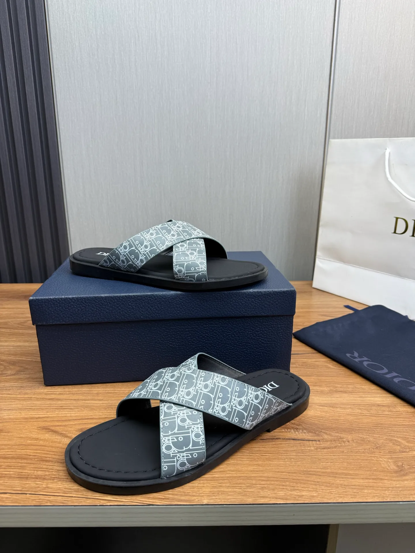 Men's shoes 💰300💰 Dior. Popular slippers hot sale 🔥 Available all year round ✅ Original original material 🩴 SIZE: 38-46 (45.46 non-refundable)